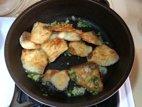 等魚片的兩面煎到微微金黃色的時候，就可以把蔥末加入，稍微拌一下再額外撒上一些胡椒粉、鹽就完成了。((因為麵粉已經有鹽跟胡椒了，所以如果要給1~2歲的小小孩吃的話煎好就可以了~不需要再調味))