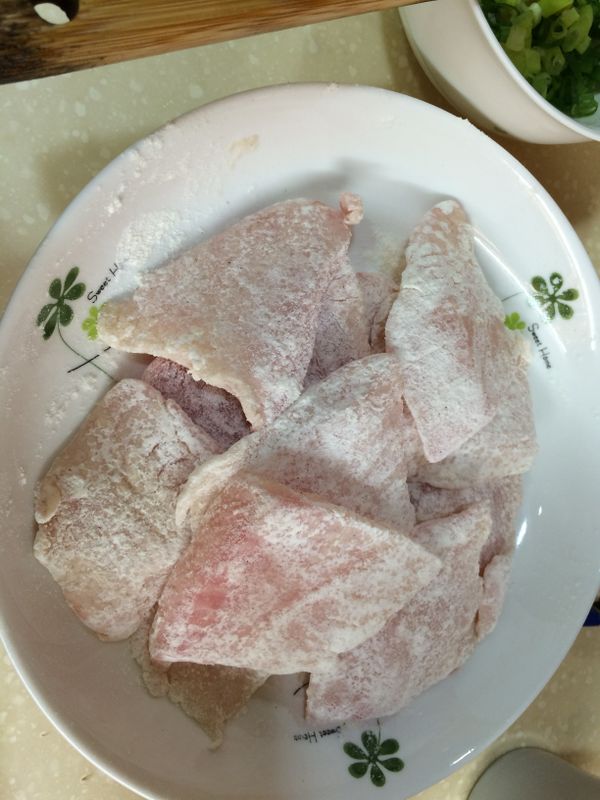 只要薄薄的就好喔(像照片這樣)~~這樣魚肉才不會煎散掉。