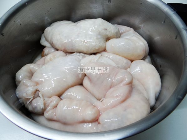 灌好的樣子。不要灌太滿，適當的長度就綁棉線，灌好的大腸也不要戳洞，只要沒有灌太飽，煮的時候就不會撐破。
