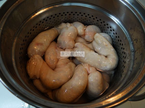 開始煮，冷水要蓋過大腸，開中火，水滾後計時55分鐘，就好了!起鍋前試吃一下，如果不夠爛，就再煮 一下，直到可以的程度。