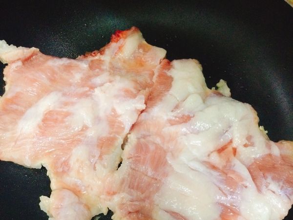 松阪豬下鍋前先逆紋劃個幾刀，防止下鍋後捲曲。
不沾鍋不需擺油，直接下鍋煎，並蓋上鍋蓋，火可以稍微大一點，火太小比較難煎出金黃色。