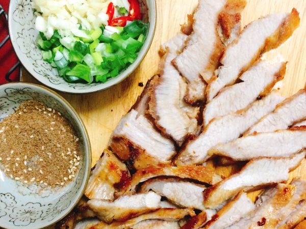 煎的同時，將蔥、蒜、辣椒切粗末備用。
椒鹽粉也在這時候調好備用。
松阪肉煎至金黃取出放置一下，逆紋斜切。