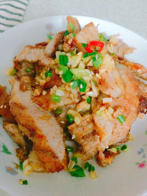 乾鍋將切好的松阪肉、蔥蒜辣椒、倒入拌炒幾秒再撒上椒鹽粉拌均勻。
完成！