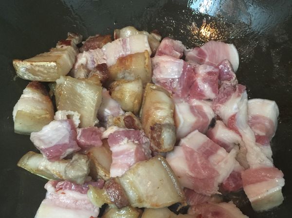 乾煎至兩面金黃色後，放入其他的肉塊 （保持中火即可）