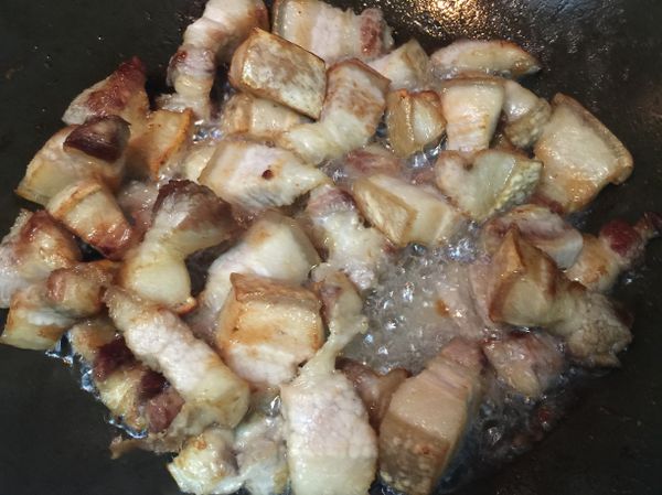 將五花肉所煎出的油倒出，放入蒜頭爆香