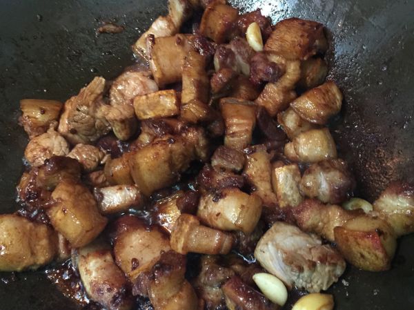 爆香後，加入豆腐乳均勻拌炒