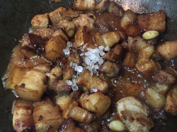 加入一大匙醬油、一大匙米酒及少許冰糖拌炒