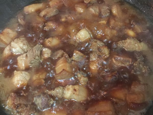 拌炒均勻後，加入水（水量蓋過食材）及豆干，大火滾20分鐘