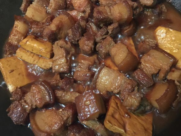 待湯汁收乾後，可先蓋上鍋蓋悶至開動前再盛盤會更入味喔！