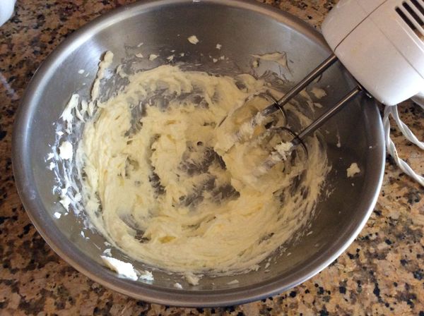 室溫奶油和糖一起打至鬆發。