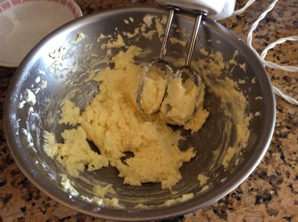 蛋打成蛋汁後分次加入油糖中充分混勻。