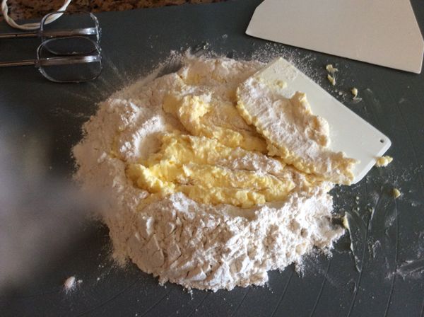 中粉在桌上築粉牆，放入作法（2)，利用刮板，用切拌按壓的方式，壓成團。