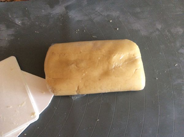 包上保鮮膜，冷藏半小時。