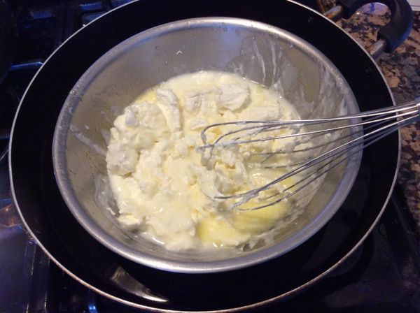 開始製作乳酪餡：奶油乳酪、奶油、原味優格、糖全部放入容器中隔水加熱，並攪拌至完全細滑，沒有顆粒的狀態。