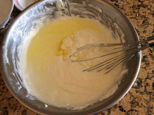 離開熱水，稍微降溫後加入蛋白拌勻。