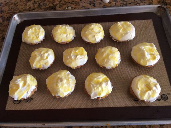 餡料填入塔皮，表面刷上蛋黃。450°F烤5-8分鐘，表面上色即可出爐。烤的時間短，內餡會呈流心狀，就是所謂的流心塔了，怕老媽媽們不能接受半熟的乳酪塔，多烤幾分鐘，原本的流心變實心了。