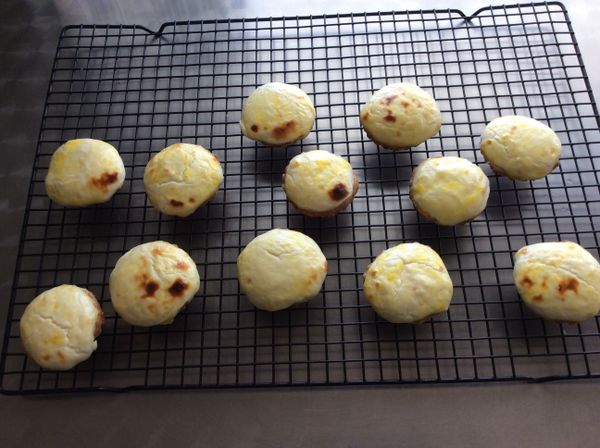 出爐後放涼架上降溫。