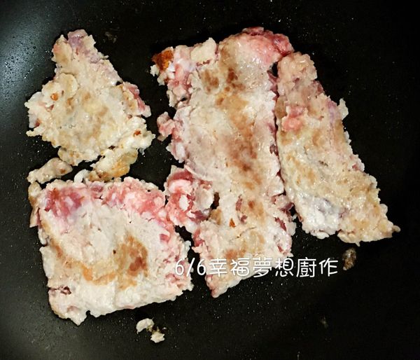 先將絞肉壓扁2面微煎上色（熱鍋不加油煎）。