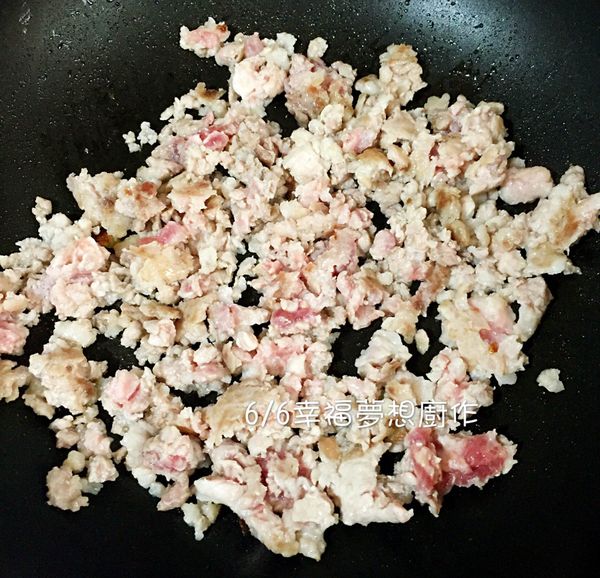 將絞肉拌散（先煎再弄散可以保留肉汁）。