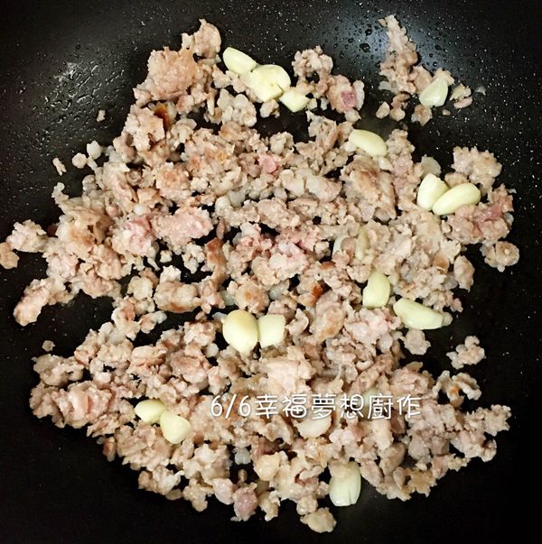 加入蒜頭炒香再加入米酒炒散酒氣。