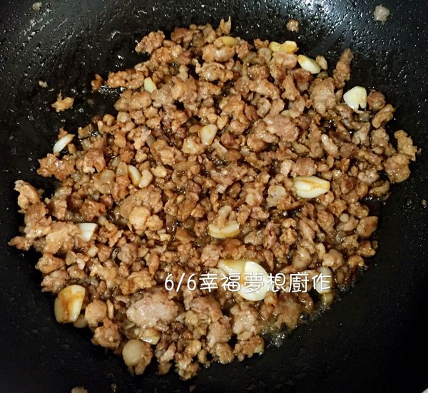 加入醬油微炒上色，加入味霖.水.胡椒，炒至微收汁。