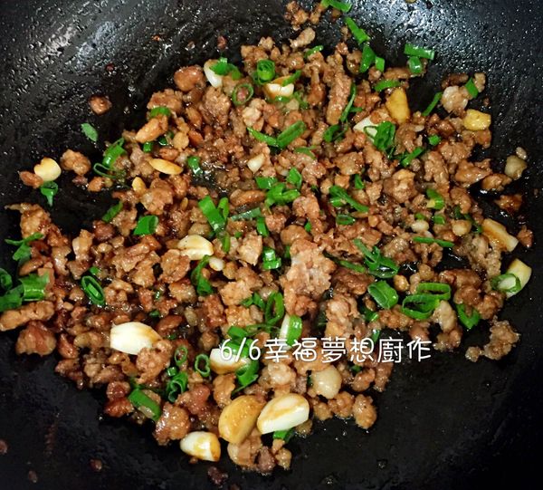 試試味道若太鹹可加些糖或水，灑上蔥花微炒10秒。