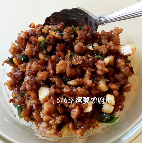 盛盤出菜囉（喜歡吃軟嫩ㄧ些的口感可以再多悶煮10分鐘，或放入電鍋蒸煮）。