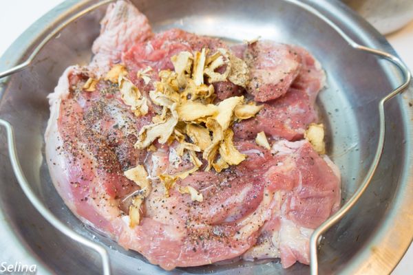 將去骨雞腿加入竹薑片及醃料待入味。