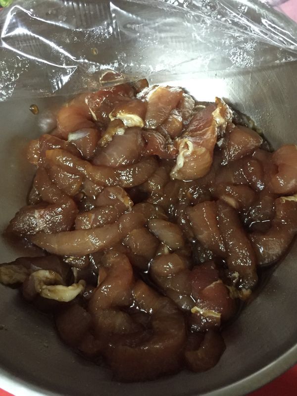 豬肉絲加入調味料，用保鮮膜封起來放入冰箱醃10-15分鐘。