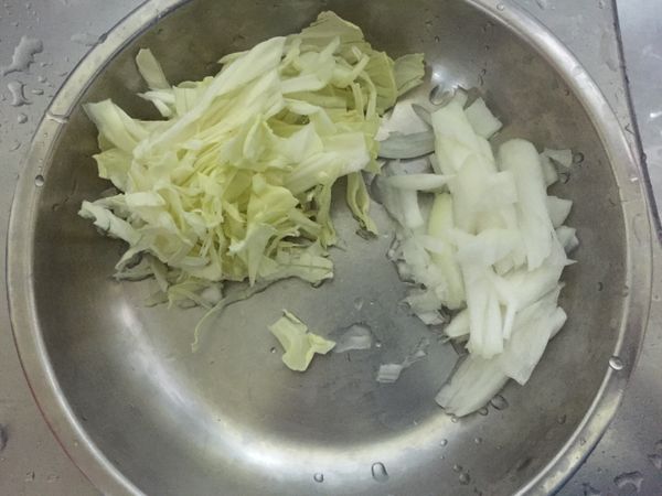 洋蔥、高麗菜切絲備用