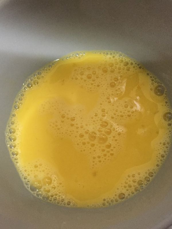 將雞蛋打散備用