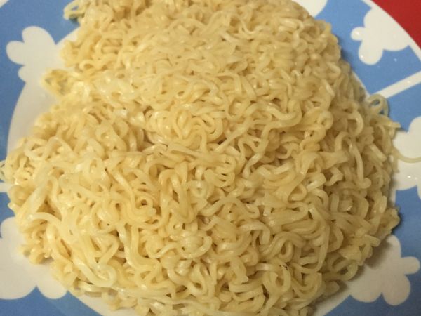 先將麵用熱水煮2分鐘撈起備用