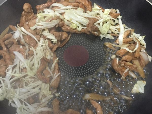 再加入高麗菜絲拌炒，在下少許的水