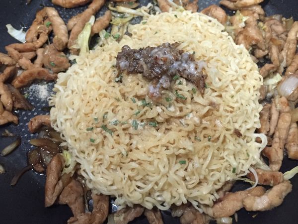 再加入剛剛煮好的麵及泡麵裡的調味料拌炒，如果覺得太乾可以再加少許的熱水