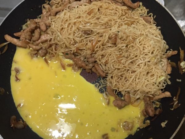 拌炒約兩分鐘後加入蛋液拌炒均勻炒熟即可