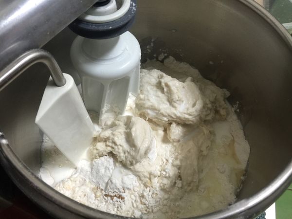 [銀絲卷麵團]食材加入[老麵]，揉搓成光滑麵團