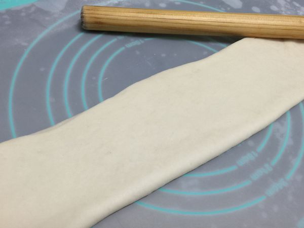 長向折進1/3並且再刷一層薄油，再折向另一1/3，成三折