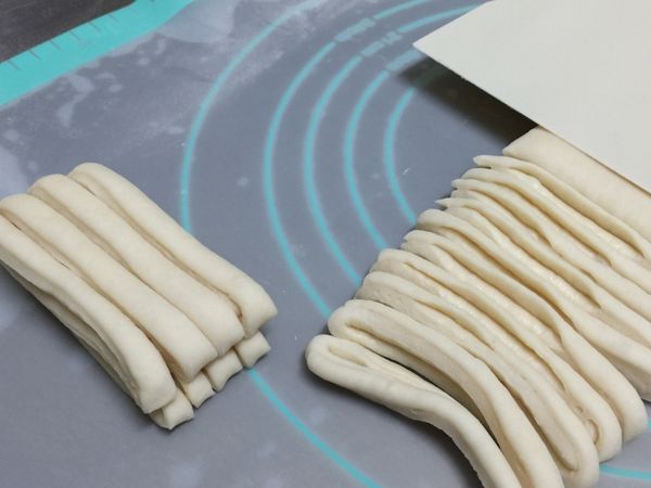 用切麵刀像切麵條ㄧ樣切細條，然後每4～5條一束，以兩束重疊ㄧ起