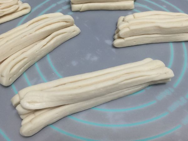 將重疊的麵條扯長