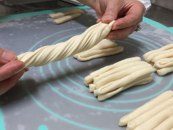 拉長後捲成麻花狀