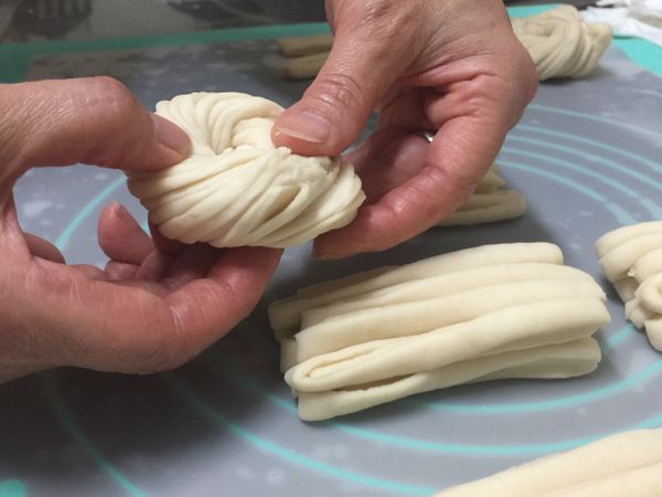 麻花卷的ㄧ頭穿過另外一頭的下面即可