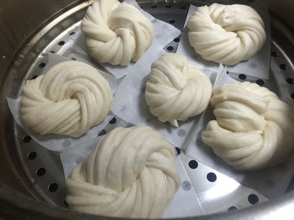 銀絲卷墊上饅頭紙後放蒸籠裡，直接放已經將水加熱至約40°C的鍋子上發酵30分鐘