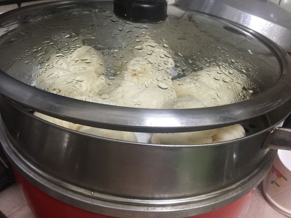 發酵至2倍大後開火，水滾後蒸12分鐘，熄火先不急著打開，將蓋子開一小縫靜置3分鐘