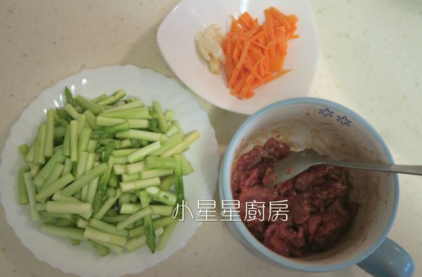 備料：蒜頭拍碎，紅蘿蔔切絲，蘆筍去皮切小段，豬肉絲用醃料醃著至少半小時讓它入味。