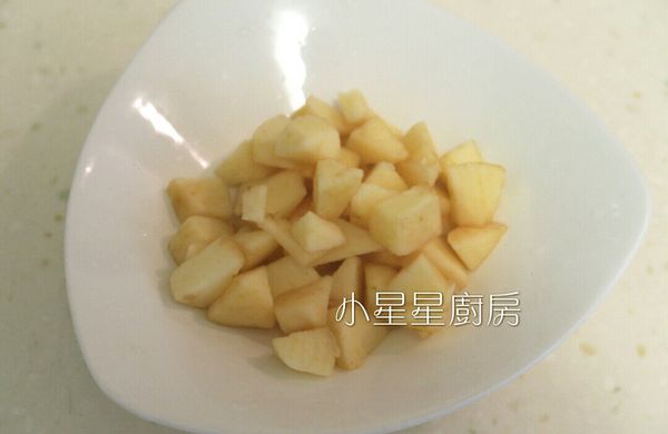 我用的這個蘋果是很小顆的品種，不大，一顆就夠了，去皮去籽切小丁備用。