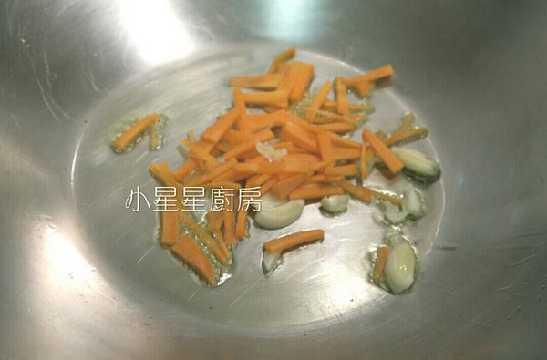 熱鍋加點油把蒜頭爆香後，加入紅蘿蔔絲一起炒。