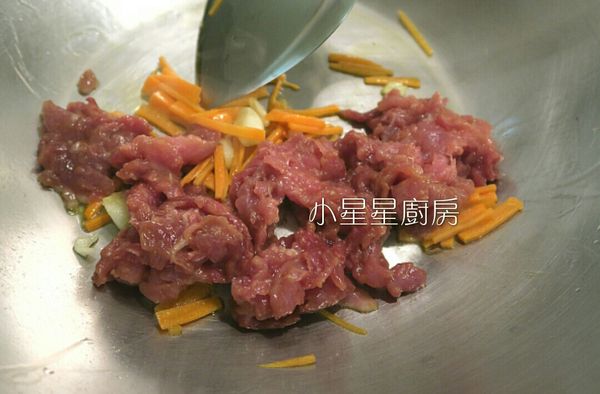 紅蘿蔔變軟後，就把肉絲放進去炒。