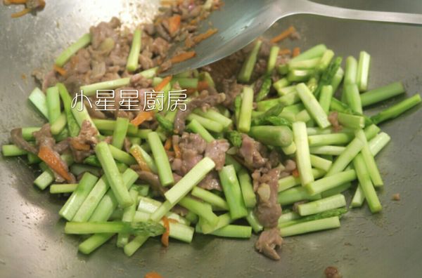 肉絲炒到快要熟的狀態，就加入蘆筍。