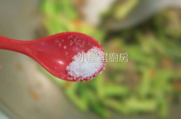 接著加入鹽(依照個人口味調整用量)，拌炒均勻後就可以關火。