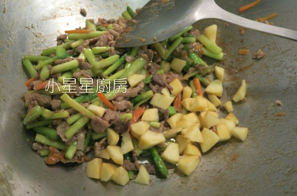 最後把蘋果丁倒進去，拌一拌就完成了。